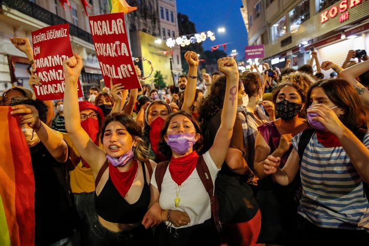 Διαδηλώτριες φωνάζουν συνθήματα κατά της απόφασης της τουρκικής κυβέρνησης να αποχωρήσει από τη Σύμβαση της Κωνσταντινούπολης, στην Κωνσταντινούπολη, Πέμπτη 1 Ιουλίου 2021. Η Τουρκία αποχώρησε επισήμως την Πέμπτη από τη διεθνή συνθήκη ορόσημο για την προστασία των γυναικών από τη βία. 