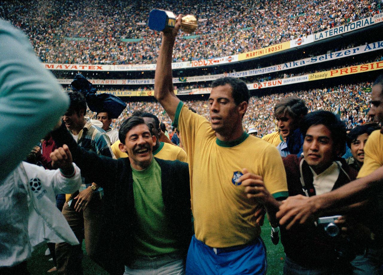 Ο αρχηγός της Βραζιλίας Κάρλος Αλμπέρτο, σηκώνει το κύπελλο Ζιλ Ριμέ μετά την νίκη με 4-1 επί της Ιταλίας στον τελικό στο Στάδιο Αζτέκα, στο Μέξικο Σίτι, στις 21 Ιουνίου 1970.