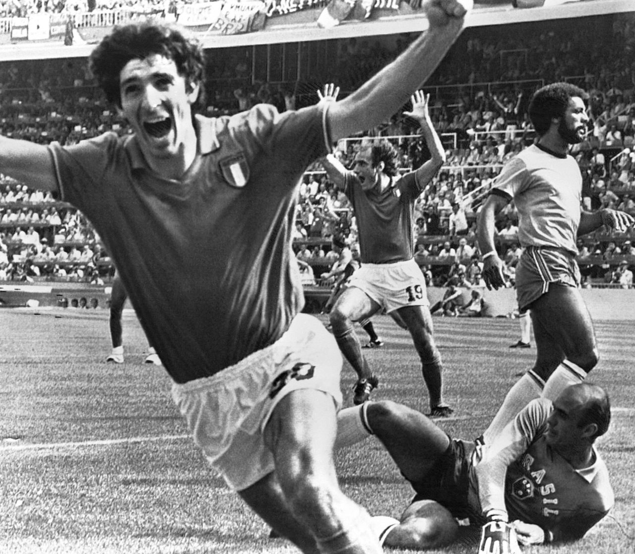 Ο Πάολο Ρόσι της Ιταλίας πανηγυρίζει το δεύτερο γκολ κατά της Βραζιλίας, στο γήπεδο Σαριά της Βαρκελώνης στις 5 Ιουλίου 1982. Η Ιταλία νίκησε 3-2 και προκρίθηκε στα ημιτελικά αφήνοντας έξω Αργεντινή και Βραζιλία, κατακτώντας στην συνέχεια το Παγκόσμιο Κύπελλο.Πίσω του διακρίνονται οι Φραντέσκο Γκρατσιάνι με τα χέρια υψωμένα, Ζούνιορ και ο τερματοφύλακας Βαλντίρ Πέρεζ.