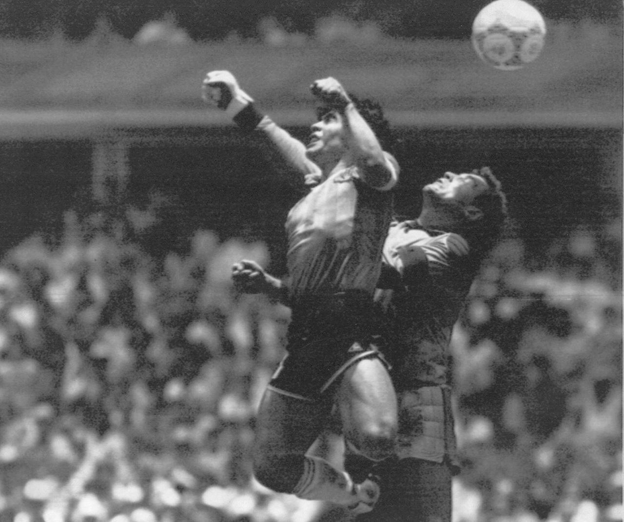 «Το Χέρι του Θεού». Ο Ντιέγκο Μαραντόνα προλαμβάνει την έξοδο του Άγγλου τερματοφύλακα Πίτερ Σίλτον και σκοράρει το πρώτο γκόλ της Αργεντινής, στο Στάδιο Αζτέκα του Μέξικο Σίτι, στις 22 Ιουνίου 1986. Η Αργεντινή θα επικρατήσει με 2-1 της Αγγλίας και θα προκριθεί στα ημιτελικά. Επτά μερες μετά η Αργεντινή θα στεφθεί παγκόσμια πρωταθλήτρια.