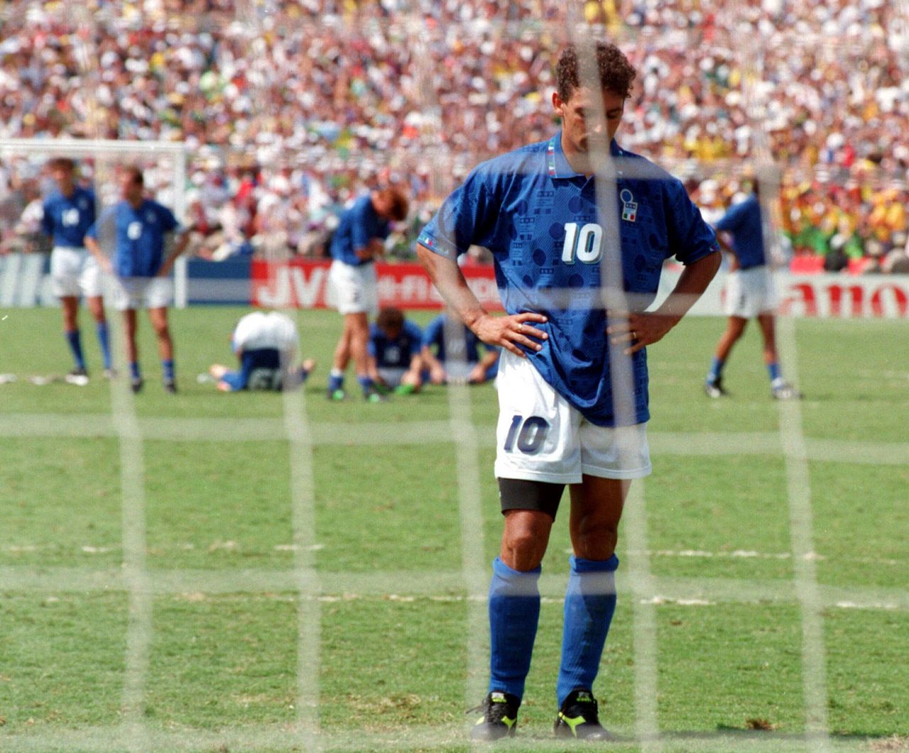 Πασαντίνα - ΗΠΑ. 17 Ιουλίου, 1994. Ο Ρομπέρτο Μπάτζιο της Ιταλίας έχει μόλις αστοχήσει στην διαδικασία των πέναλντι και η Βραζιλία αναδεικνύεται παγκόσμια πρωταθλήτρια για τέταρτη φορά. Η Βραζιλία νίκησε την Ιταλία στον τελικό με 3-2 στα πέναλτι.