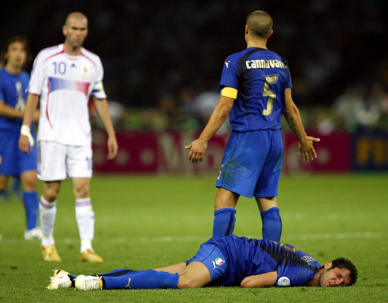 Βερολίνο, Ολυμπιακό Στάδιο, 9 Ιουλίου 2006. Η περίφημη κουτουλιά του αρχηγού της εθνικής Γαλλίας, Ζινεντίν Ζιντάν, στο στήθος του αμυντικού της Ιταλίας Μάρκο Ματεράτσι στον τελικό. Ο Καναβάρο με το νούμερο 5 διαμαρτύρεται, ο Ζιντάν αποβάλλεται και η Ιταλία θα επικρατήσει στα πέναλντι με 5-3, κατακτώντας για τέταρτη φορά το Παγκόσμιο Κύπελλο.<br>Πίσω από τον Ζιντάν ο Αντρέα Πίρλο.