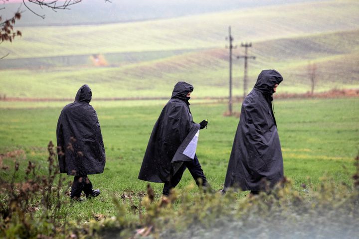 Αστυνομικοί περπατούν κοντά στο σημείο της έκρηξης στο Przewodow, ένα χωριό στην ανατολική Πολωνία κοντά στα σύνορα με την Ουκρανία, 16 Νοεμβρίου 2022.