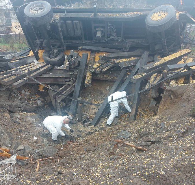 ポーランドのプシェボドフ村の農場で起きた爆発の現場を調べる警察官。ミサイルが落下したとみられている（2022年11月16日撮影）