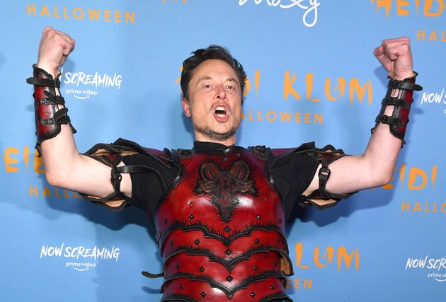 ハロウィンのイベントで「戦士」のコスプレをするイーロン・マスクさん（2022年10月31日撮影）