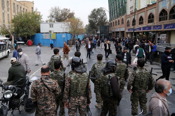 Η ιρανική αστυνομία περιπολεί καθώς άνθρωποι περνούν από κλειστά καταστήματα στην Τεχεράνη, Ιράν στις 16 Νοεμβρίου 2022.