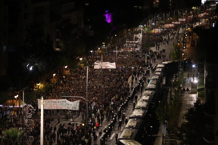 Πανοραμική άποψη της πορείας για την 49η επέτειο από την εξέγερση του Πολυτεχνείου, στο ύψος της Αμερικάνικης Πρεσβείας, Πέμπτη 17 Νοεμβρίου 2022. (ΓΙΑΝΝΗΣ ΠΑΝΑΓΟΠΟΥΛΟΣ/EUROKINISSI)