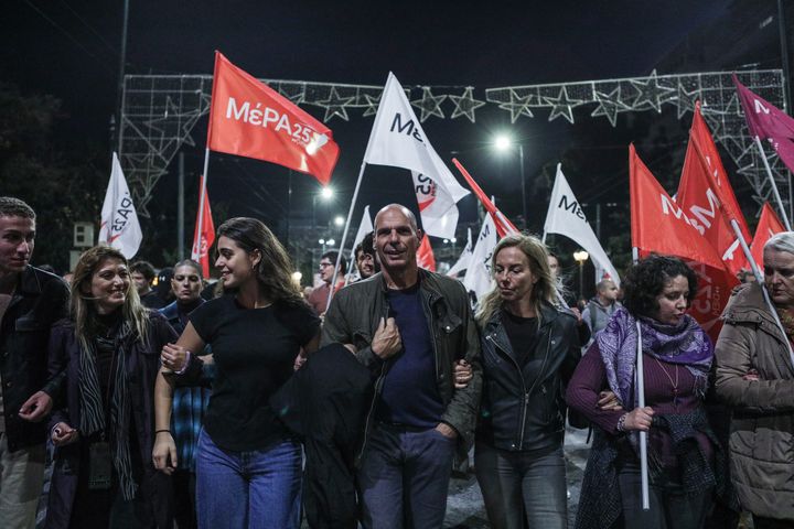 Ο γραμματέας του ΜέΡΑ25 Γιάνης Βαρουφάκης στην πορεία για την 49η επέτειο από την εξέγερση του Πολυτεχνείου, Πέμπτη 17 Νοεμβρίου 2022. (ΣΤΕΛΙΟΣ ΣΤΕΦΑΝΟΥ/EUROKINISSI)