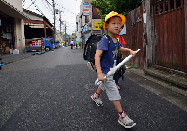 Japanese children often walk to school without adult supervision. 