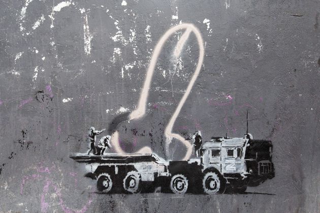 キーウに描かれた作品。すでにあったと思われるペニスの絵を、「Z」の文字が描かれたロシアの装甲車に乗せた核弾頭に見立てている。動画の最後では男性がこの絵を指差し「これのこと？奴を酷い目にあわせてやる」と話している（2022年11月14日）