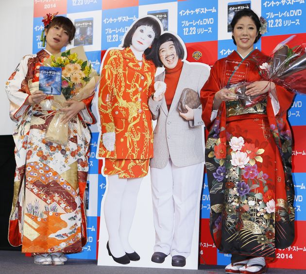 お笑いコンビ「日本エレキテル連合」の中野聡子さん（右）と橋本小雪さん（2014年12月）