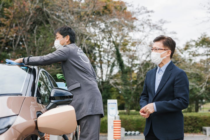 CLEAN STANDでの洗車を見学する野村修也さん