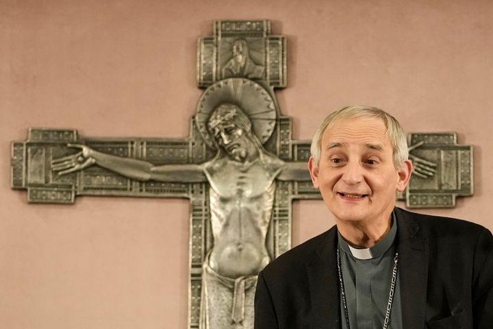 ΑΡΧΕΙΟ - Ο καρδινάλιος Matteo Zuppi, ο νέος επικεφαλής της διάσκεψης των Ιταλών επισκόπων, φτάνει για συνέντευξη Τύπου στη Ρώμη, Παρασκευή, 27 Μαΐου 2022. Οι Καθολικοί επίσκοποι της Ιταλίας την Πέμπτη, 17 Νοεμβρίου 2022, παρείχαν την πρώτη τους αναφορά σεξουαλικής κακοποίησης από κληρικούς, αλλά ο κύριος συνήγορος των θυμάτων της Ιταλίας είπε ότι ήταν «επαίσχυντα» ανεπαρκής, δεδομένου ότι κάλυπτε μόνο αναφορές στις εκκλησιαστικές αρχές τα τελευταία δύο χρόνια και παρέλειψε την έρευνα τεκμηρίωσης σε εκκλησιαστικά αρχεία. (AP Photo/Alessandra Tarantino, File)