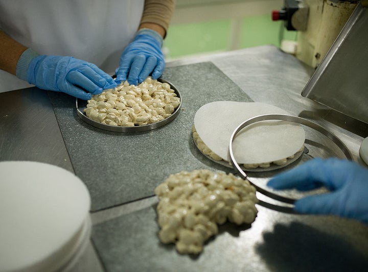 Dos trabajadores de una fábrica de turrones en Jojina (Comunidad Valenciana).