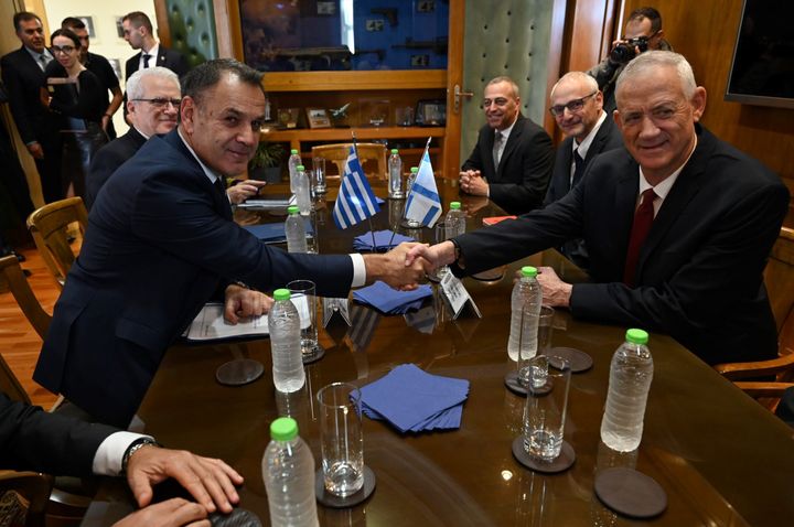 Συνάντηση του υπουργού Εθνικής Άμυνας Νίκου Παναγιωτόπουλου με τον ομόλογό του, υπουργό Άμυνας και Αναπληρωτή Πρωθυπουργό του Ισραήλ, Μπένζαμιν Γκαντζ (Benjamin Gantz), ο οποίος πραγματοποίησε επίσημη επίσκεψη στην Ελλάδα, Παρασκευή 18 Νοεμβρίου 2022. (ΥΠ. ΑΜΥΝΑΣ/EUROKINISSI)