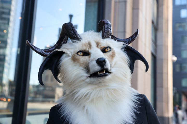 Eνας άντρας με κοστούμι "Fox Demon", στέκεται έξω από τα κεντρικά γραφεία του Twitter στο Σαν Φρανσίσκο, Καλιφόρνια, Ηνωμένες Πολιτείες στις 18 Νοεμβρίου 2022.