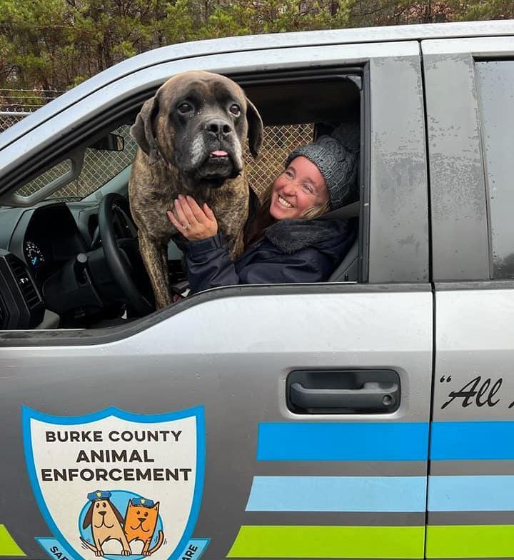 Billy Bob sits in a van with Officer Lyn Campbell.