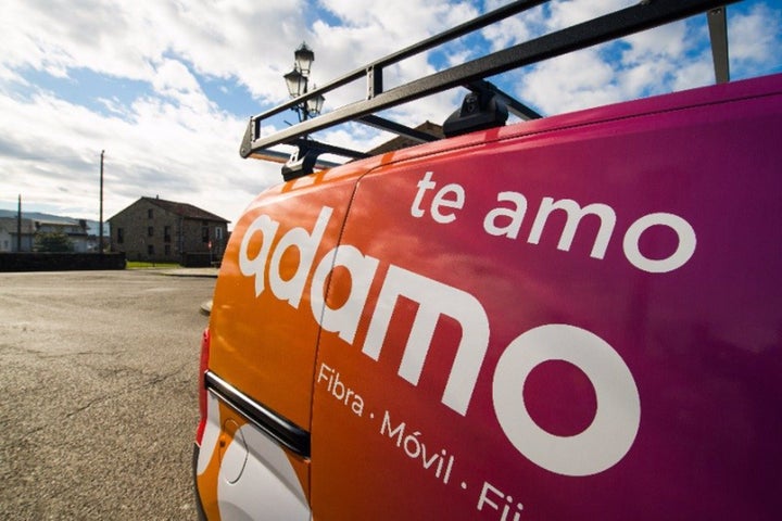Una furgoneta de Adamo.