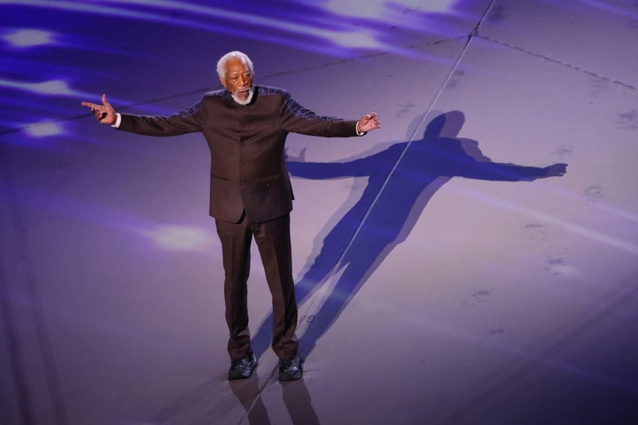 Morgan Freeman en la inauguración del Mundial de Qatar 2022 ya sin el guante en la mano.