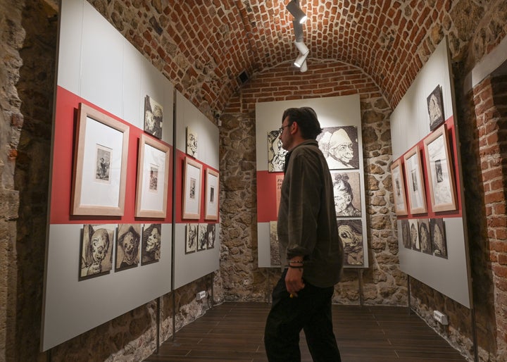 Un hombre observa dibujos de Goya en una exposición en Polonia.