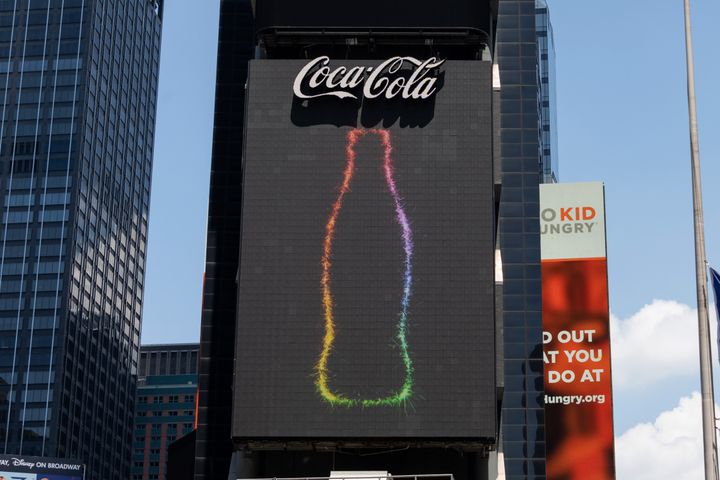 タイムズスクエアのデジタルビルボードに映し出された、レインボーカラーに縁取られたコカコーラのボトル（2020年6月22日、米ニューヨーク）