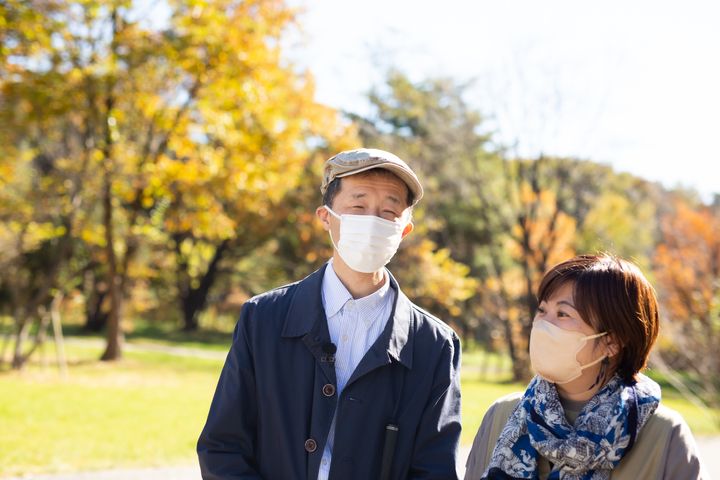 秋の那須の風景を背景に、白鳥さん（左）と川内さん