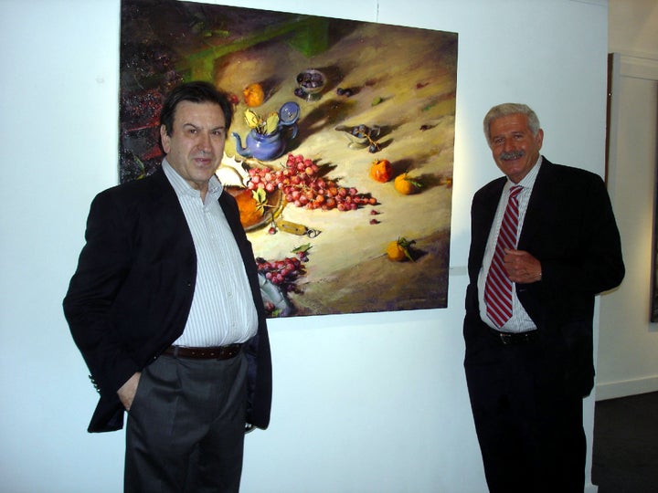 Στιγμιότυπο από τα εγκαίνια της έκθεσης GREEK ART TODAY 2008 στην γκαλερί BELGRAVIA στο Λονδίνο με έργα 8 Ελλήνων ζωγράφων. Οι ζωγράφοι που εκθέτουν την νέα τους δουλειά είναι οι : Δάφνη Αγγελίδου, Χρύσα Βεργή, Αλέξης Βερούκας, Εριέττα Βορδώνη, Γιώργος Γκολφίνος, Στέφανος Δασκαλάκης, Ειρήνη Ηλιοπούλου και Μαρία Φιλοπούλου. Αρκετοί μάλιστα από τους ζωγράφους, όπως οι Εριέττα Βορδώνη, Μαρία Φιλοπούλου, Δάφνη Αγγελίδου, Ειρήνη Ηλιοπούλου, Αλέξης Βερούκας. Στη φωτογραφία ο Λάμπης Τσιριγωτάκης ανταποκριτής της ΕΡΤ στο Λονδίνο & ο Γιώργος Σταθόπουλος. (ΔΕΛΤΙΟ ΤΥΠΟΥ // EUROKINISSI)