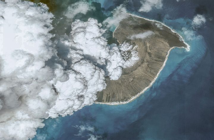 Το υποθαλάσσιο ηφαίστειο Χούνγκα Τόνγκα Χούνγκα Χααπάι από αεροφωτογραφία στις 24 Δεκεμβρίου 2021, πριν από την έκρηξη που σημειώθηκε στις 14 Ιανουαρίου 2022.