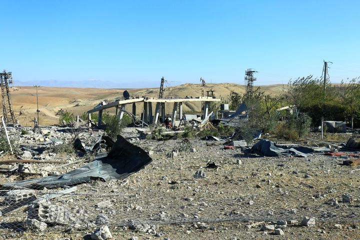 Ερείπια μετά τα τουρκικά πλήγματα στη Συρία. 