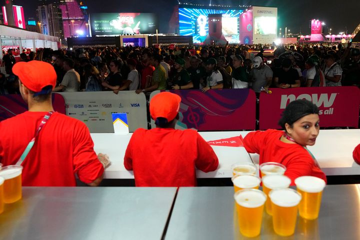 ΑΡΧΕΙΟ - Οι οπαδοί περιμένουν στην ουρά για μπύρα σε μια ζώνη φιλάθλων ενόψει του Παγκοσμίου Κυπέλλου FIFA, στη Ντόχα του Κατάρ Σάββατο, 19 Νοεμβρίου 2022. Η απόφαση της τελευταίας στιγμής για την απαγόρευση της πώλησης μπύρας στα γήπεδα του Παγκοσμίου Κυπέλλου στο Κατάρ είναι το τελευταίο παράδειγμα ορισμένων εντάσεων που έχουν σημειωθεί πριν από το τουρνουά. Οι αξιωματούχοι του Κατάρ έχουν δηλώσει εδώ και καιρό ότι ήταν πρόθυμοι να καλωσορίσουν όλους τους φιλάθλους, αλλά ότι οι επισκέπτες θα πρέπει επίσης να σέβονται τον πολιτισμό και τις παραδόσεις τους. (AP Photo/Petr Josek, File)