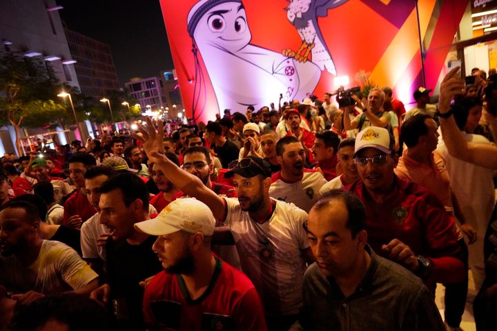 Οι Μαροκινοί οπαδοί ζητωκραυγάζουν καθώς περνούν στη Ντόχα του Κατάρ, Παρασκευή, 18 Νοεμβρίου 2022. Οι οπαδοί ξεχύθηκαν στο Κατάρ την Παρασκευή ενόψει του πρώτου Μουντιάλ της Μέσης Ανατολής. Ωστόσο η απόφαση να μην καταναλώνονται μπύρες στα γήπεδα κατά τη διάρκεια του τουρνουά, ήταν μία έκπληξη της τελευταίας στιγμής. Χαιρετίστηκε σε μεγάλο βαθμό από τους συντηρητικούς μουσουλμάνους της χώρας, αλλά απογοήτευσε πολλούς επισκέπτες του Μουντιάλ. (AP Photo/Jon Gambrell)