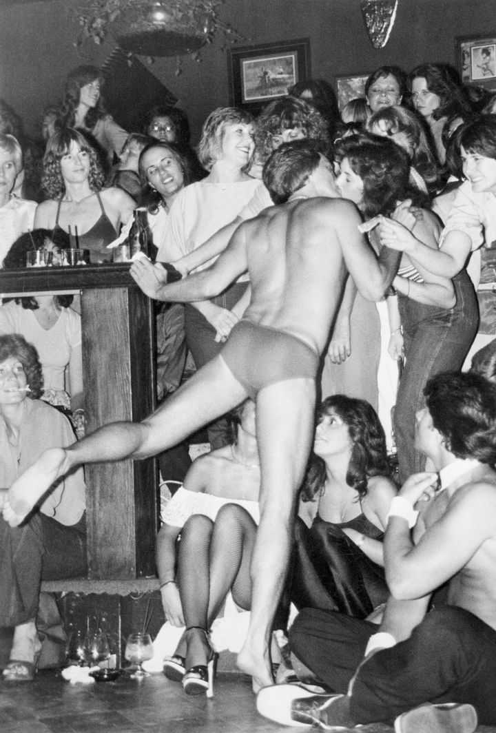 متجرد ذكر و "سيدات فقط" تجمع الحشد الممتعة إكرامية بالدولار مقابل تقبيل أحد أفراد الجمهور أثناء عرض في ديسكو تشيبينديل. 