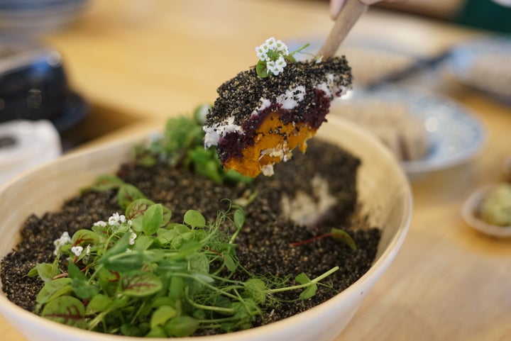 豆腐・甘酒・ごま・カボチャなど植物由来の食材を使い、菜食の源である“土”の形に変換したサステナブルな一皿「苞豆腐(つとどうふ)オマージュ」(料理・杉浦仁志氏)