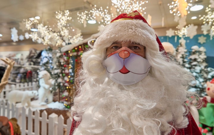 Un trabajador de El Corte Inglés, vestido de Santa Claus