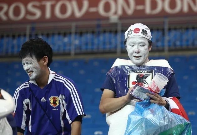 試合後にゴミ拾いをする日本のサポーター（2018年ロシア大会）