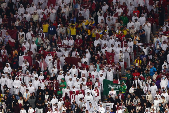 開幕戦の観客席はカタールやエクアドルのファンの姿が多かった