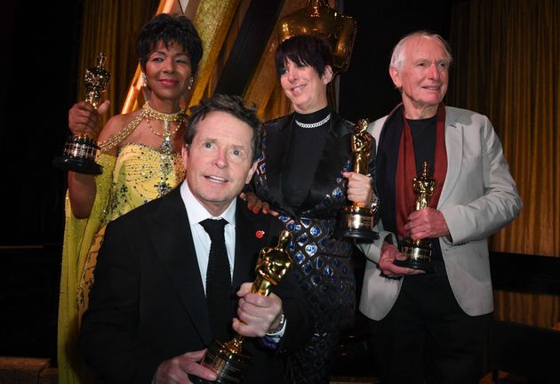 マイケル・J・フォックスさん（前列）。（後列左から）映画監督のユーザン・パルシーさん、ソングライターのダイアン・ウォーレンさん、映画監督のピーター・ウィアーさんらとともにアカデミー名誉賞を受賞した（2022年11月19日）