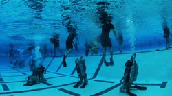 カナダ海軍の信じられない水中写真が話題。「ちゃんと笑顔なのすごい」