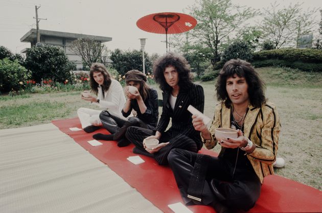 1975年4月22日、ホテルの庭でお茶を楽しむクイーンのメンバー。右から、フレディ・マーキュリー、ブライアン・メイ、ロジャー・テイラー、ジョン・ディーコン