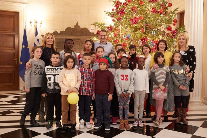 Στολισμός του χριστουγεννιάτικου δέντρου του Μεγάρου Μαξίμου από τον Πρωθυπουργό Κυριάκο Μητσοτάκη και παιδιά που υποστηρίζονται από την "Κιβωτό του Κόσμου", το Σάββατο 14 Δεκεμβρίου 2019. (EUROKINISSI/ΓΡΑΦΕΙΟ ΤΥΠΟΥ ΠΡΩΘΥΠΟΥΡΓΟΥ/ΔΗΜΗΤΡΗΣ ΠΑΠΑΜΗΤΣΟΣ)