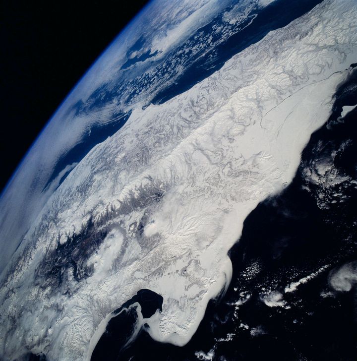 Πάγος, χιόνι και ένα σύμπλεγμα ενεργών ηφαιστείων στη μέση φαίνονται στη χερσόνησο Καμτσάτκα στην Άπω Ανατολή της Ρωσίας, σε αυτήν την εικόνα που ελήφθη στις 15 Νοεμβρίου 2019.NASA/Handout via REUTERS/File Photo