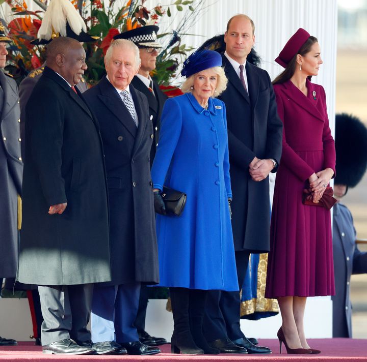رئيس جنوب إفريقيا سيريل رامافوزا ، الملك تشارلز الثالث ، كاميلا ، الملكة كونسورت ، الأمير ويليام وكاثرين ، أميرة ويلز يحضرون حفل الترحيب في موكب هورس جاردز في 22 نوفمبر في لندن. 