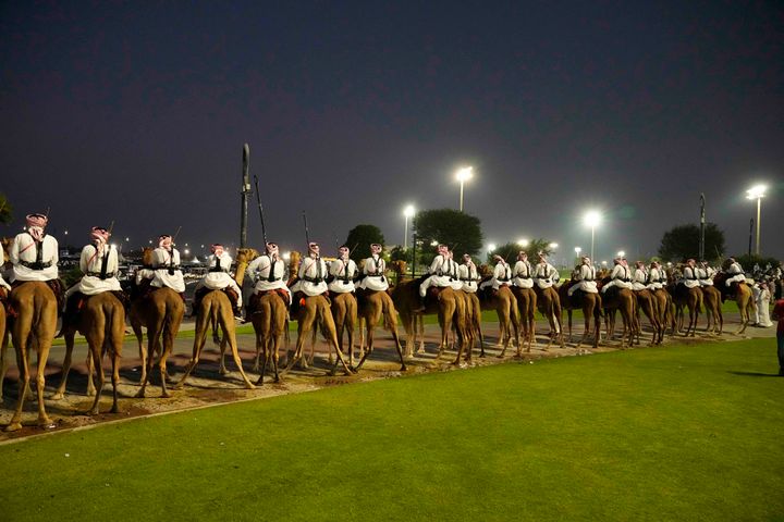 Αστυνομικοί περιφρορούν το παγκόσμιο πρωτάθλημα ποδοσφαίρου στο Κατάρ.