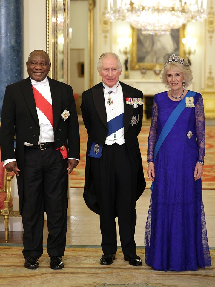 رئيس جنوب إفريقيا سيريل رامافوزا والملك تشارلز الثالث وكاميلا الملكة أثناء مأدبة رسمية في قصر باكنغهام.
