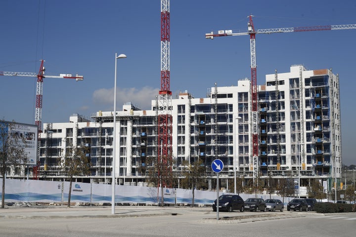 Imagen de varios edificios en construcción