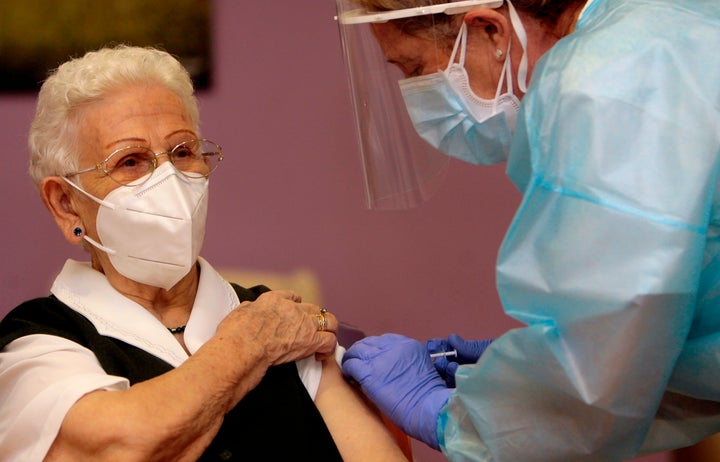 Araceli Hidalgo, la primera persona en recibir la vacuna contra el coronavirus en España.