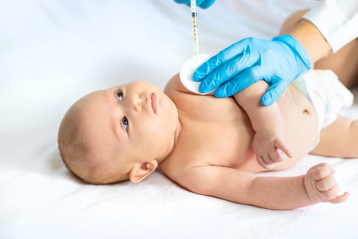 Imagen de archivo de un bebé recibiendo una vacuna.