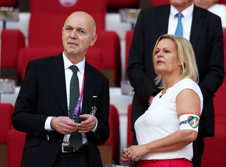 Bernd Neuendorf, presidente de la Federación Alemana de Fútbol, junto a Nancy Faeser.