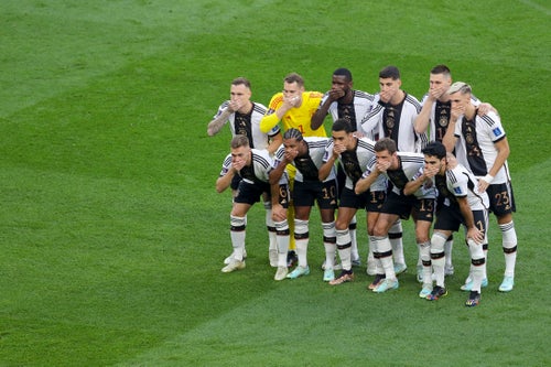 ドイツ代表、日本戦前の集合写真で口を覆う⇒レインボー腕章を拒否した