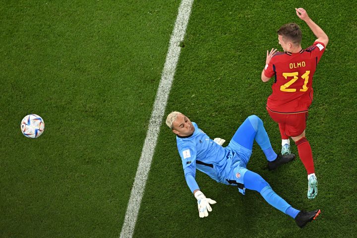 Olmo hace historia y anota el gol número 100 de España en una Copa del Mundo tras superar a Keylor Navas